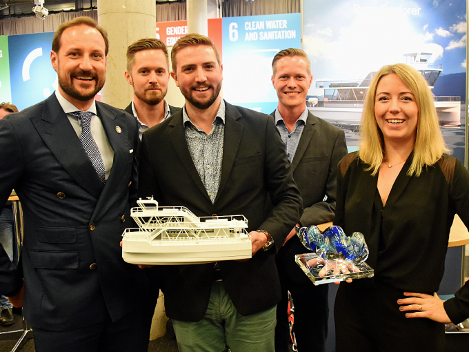 Kronprinsen gratulerte Agnes Árnadóttir og Espen Larsen-Hakkebo med prisen Nor-Shippings Young Entrepreneur Award 2019. Foto: Sven Gj. Gjeruldsen, Det kongelige hoff